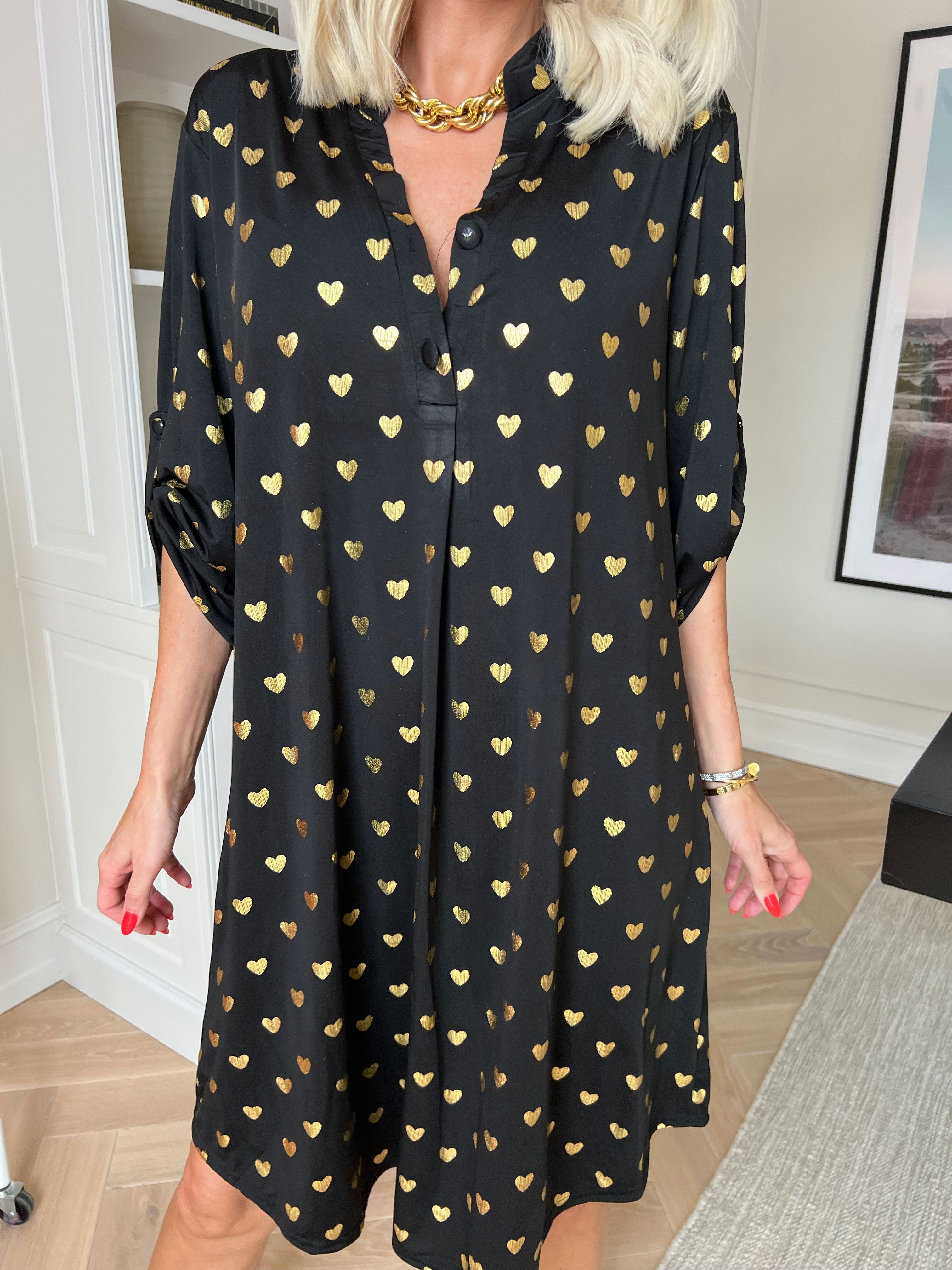 Ebba Gold Heart - Plus size resårklänning med guldfärgade hjärtdetaljer